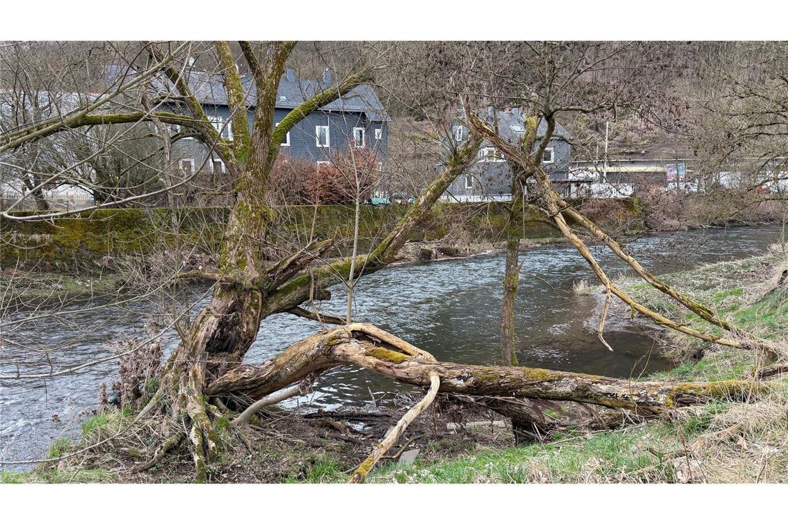 Das Kind war im Wasser der Sieg treibend aufgefunden worden - nun ist es gestorben. (Archivbild)