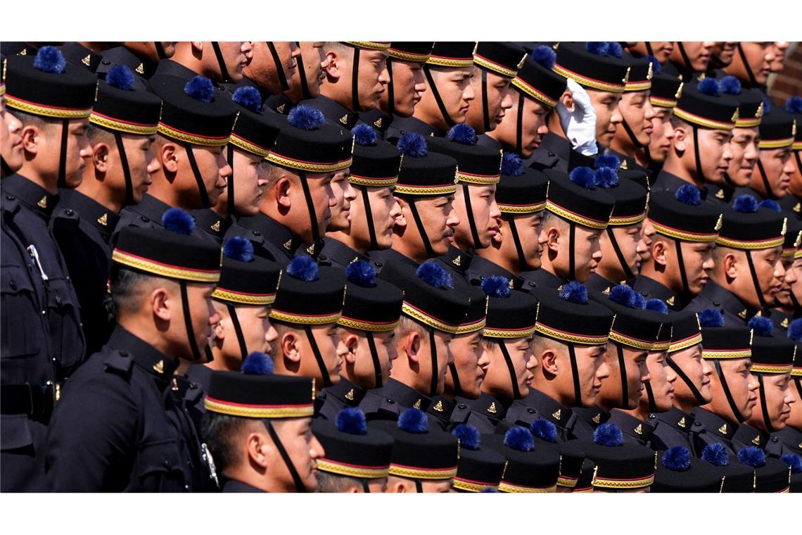 Das King's Gurkha Artillery Regiment bereitet sich auf das Gruppenfoto während des Besuchs von König Charles III. bei der King's Gurkha Artillery vor.