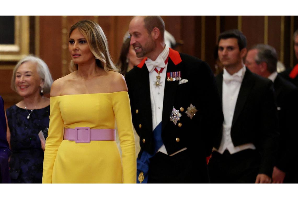 Das Kleid kommt von US-Designerin Carolina Herrera.