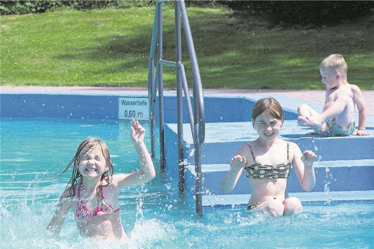 Das kleine Freibad in Kirchenkirnberg, am Ortsrand Richtung Gschwend gelegen, feiert in diesem Jahr seinen 90. Geburtstag. Im Juni soll es deshalb ein Jubiläumsfest geben, mit einem Bädlestreff als Auftakt. Archivfoto: Jörg Fiedler