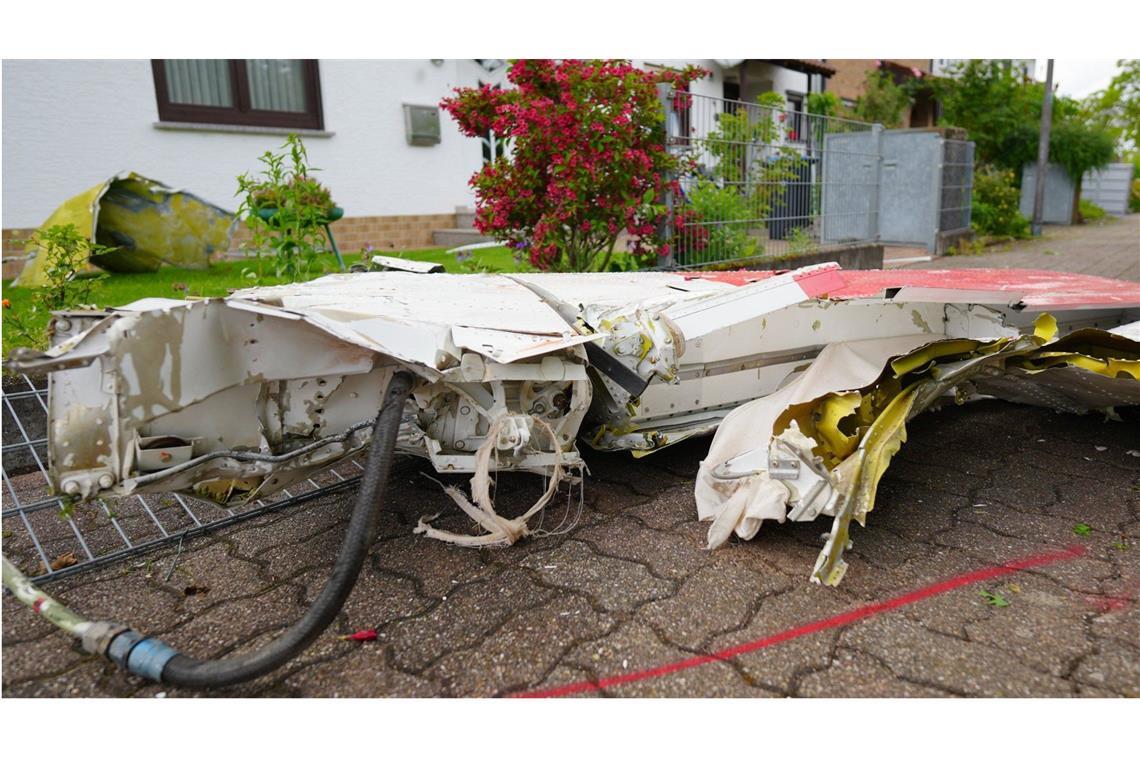 Das Kleinflugzeug ist mitten in ein Wohngebiet in Limburgerhof (Rheinland-Pfalz) gestürzt.
