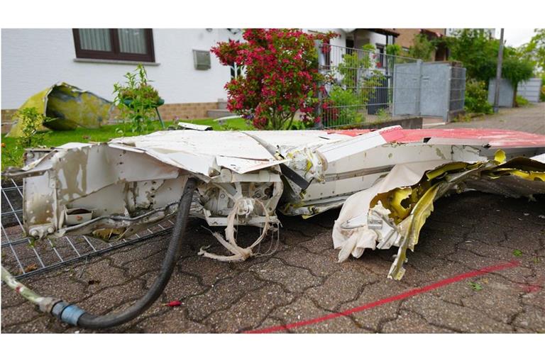 Das Kleinflugzeug ist mitten in ein Wohngebiet in Limburgerhof (Rheinland-Pfalz) gestürzt.