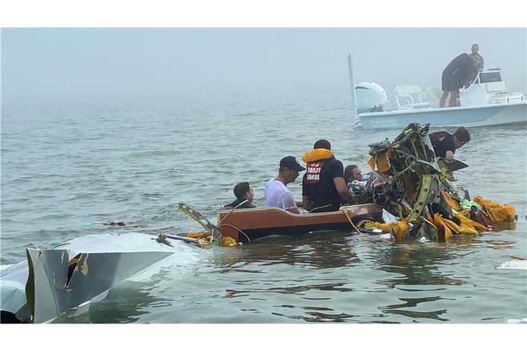 Das Kleinflugzeug stürzte vor der Küste ab.