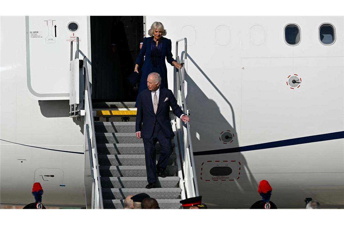 Royals in Rom: Charles und Camilla besuchen Italien Das Königspaar landete am Flughafen Ciampino in Rom.