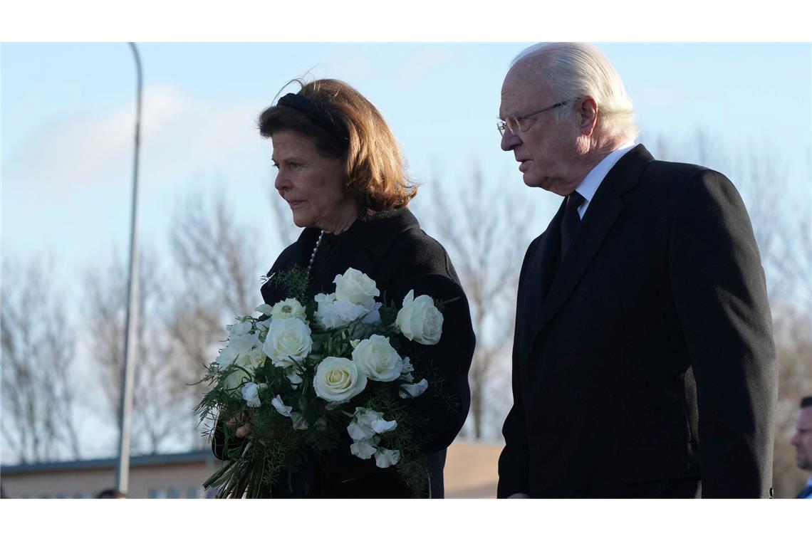 Polizei findet mutmaßlichen Schützen in Örebro tot vor Das Königspaar legt in Örebro Blumen nieder.