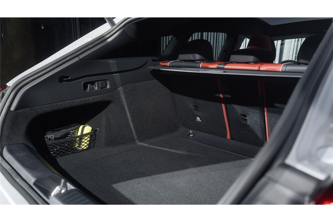 So sieht der neue Mercedes CLA Shooting Brake aus Das Kofferraumvolumen des Shooting Brake fasst, wenn die Hinterbank nicht umgeklappt ist, gerade mal 30 Liter mehr, als in der Limousine. und kommt somit auf 455 Litern.