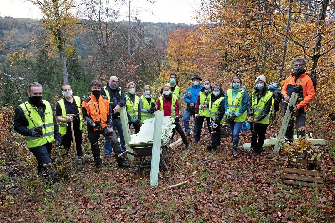 Das komplette Team mit elf Helfern sowie Forststudent Paul Häberlein (Dritter von links), Bürgermeister Armin Mößner (Sechster von rechts) und Revierförster Dieter Seitz (rechts).