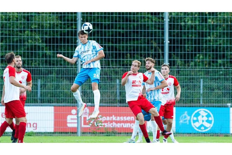 Das Kopfballspiel gehört zu den großen Stärken von Kickers-Abwehrspieler Vincent Schwab&nbsp;– sehr gut möglich, dass er in Trier zum Einsatz kommt.