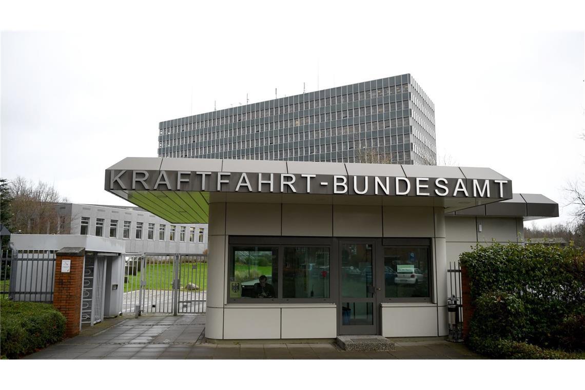 Das Kraftfahrt-Bundesamt in Flensburg. Nach Rückrufen bei VW, Audi und Seat ist nun auch Skoda betroffen. (Archivbild) 