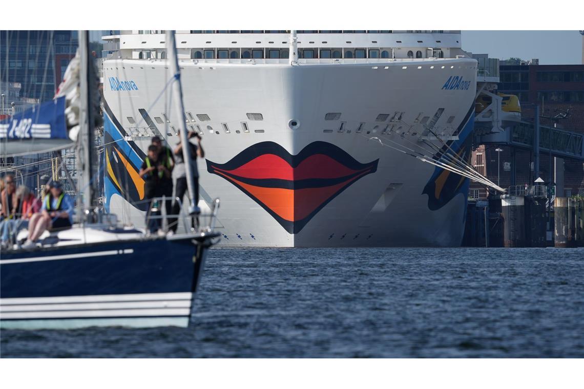 Das Kreuzfahrtschiff "Aidanova" und weitere Kreuzfahrtschiffe liegen in der Kieler Förde an den Kreuzfahrtterminals.