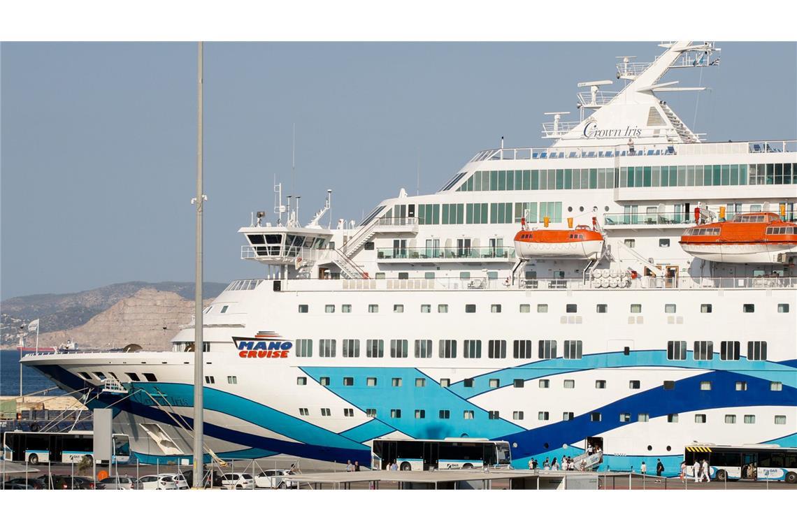 Das Kreuzfahrtschiff «Crown Iris» der israelischen Reederei legt im Hafen von Piräus an. Wie bereits im Vorjahr haben nun erneut Hunderte Menschen gegen die Ankunft des israelischen Kreuzfahrtschiffs demonstriert.