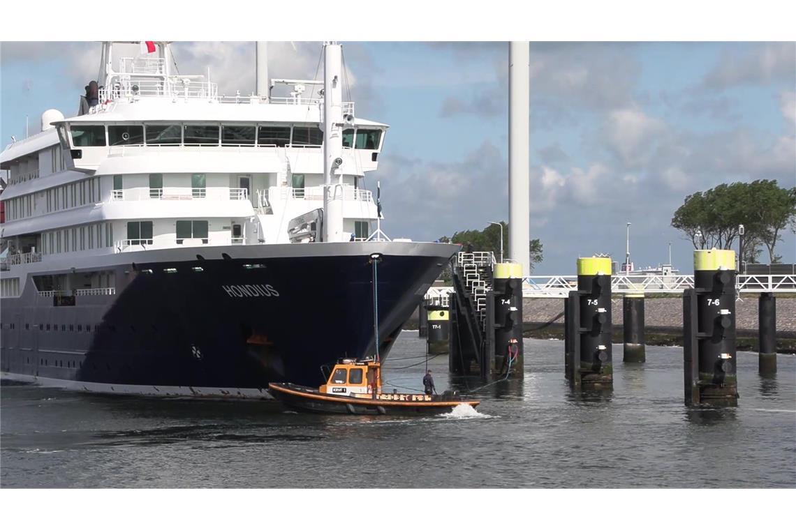 Das Kreuzfahrtschiff «Hondius» legt am Pier am Hafen von Rotterdam an.