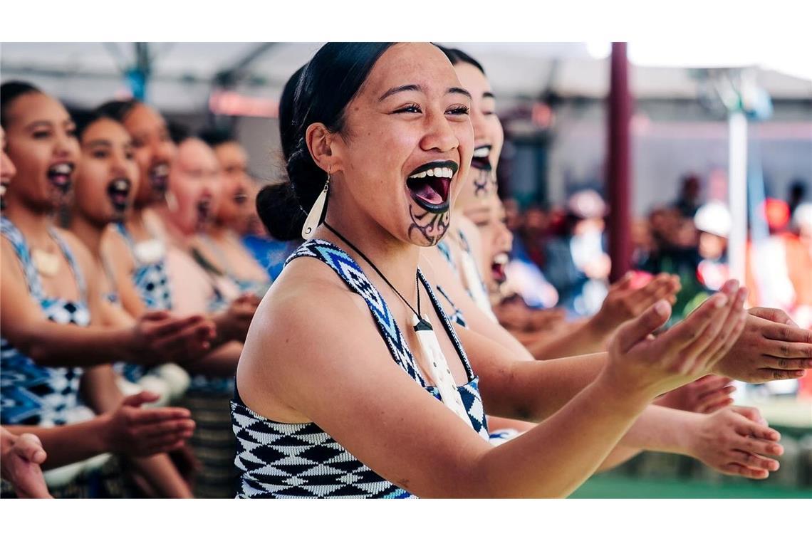 Neue Maori-Königin hält erste Rede nach dem Tod ihres Vaters Das Krönungsjubiläum wurde von traditionellen Tänzen begleitet.