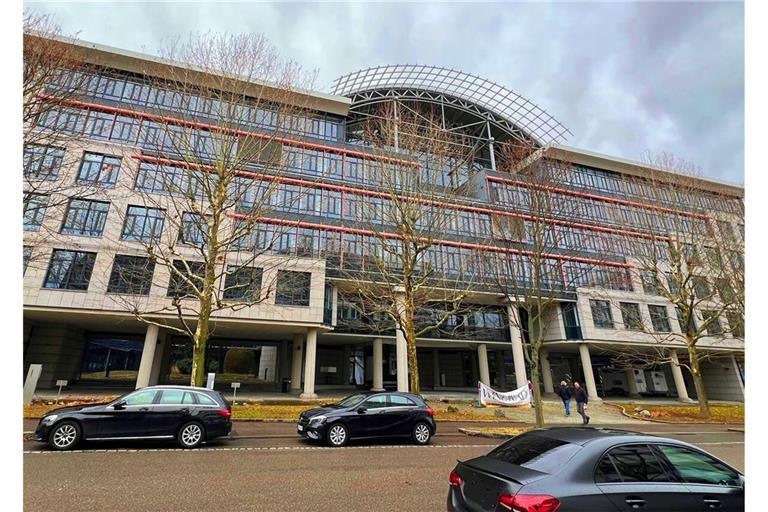 Das Land hat bisher nicht erklärt, in welchem bisherigen Bürohaus Flüchtlinge unterkommen sollen. Dieses Gebäude an der Straße Mittlerer Pfad steht zur Debatte.