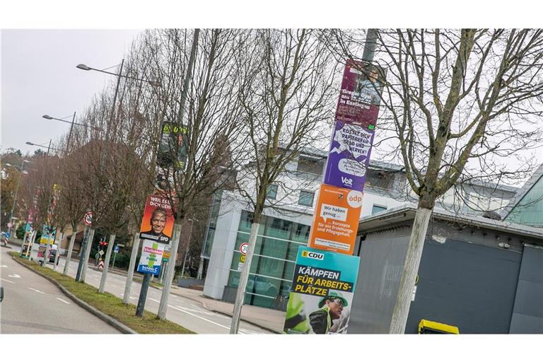 Das Land im Wahlfieber: Überall weisen Plakate auf die bevorstehende Landtagswahl hin.