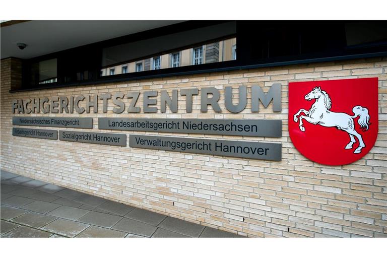 Das Landesarbeitsgericht musste entscheiden, ob VW zwei Managern Schadenersatz und Schmerzensgeld zahlen muss. (Archivbild)