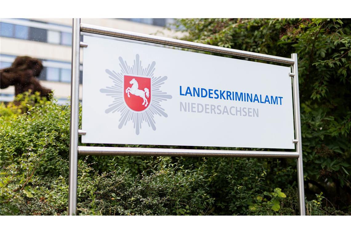Das Landeskriminalamt Niedersachsen fahndet weiter nach einem verurteilten Mörder. (Archivbild)