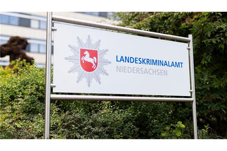 Das Landeskriminalamt Niedersachsen fahndet weiter nach einem verurteilten Mörder. (Archivbild)
