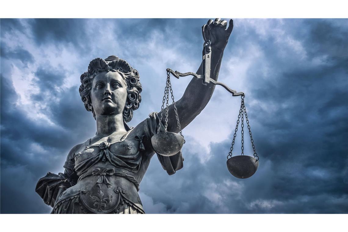 Das Landgericht Hildesheim hat den Mann wegen Totschlags und versuchten Mordes zu 13 Jahren Gefängnis verurteilt (Symbolbild).