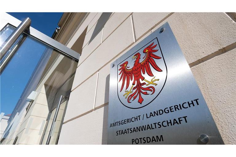 Das Landgericht Potsdam befasst sich mit der Anklage gegen einen Kinderarzt wegen Straftaten gegen die sexuelle Selbstbestimmung. Es geht um 130 Fälle und mehr als 70 Betroffene. (Symbolbild)