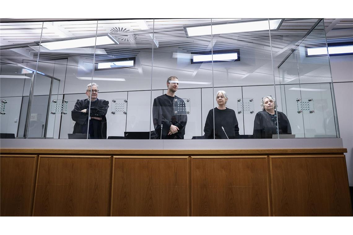 Klette-Verteidigung scheitert mit mehreren Anträgen Das Landgericht Verden lehnte die Anträge der Verteidigung ab. Die frühere RAF-Terroristin Daniela Klette (2.v.r.) wird von Ulrich von Klinggräff, Lukas Theune und Undine Weyers (v.l.) vertreten.