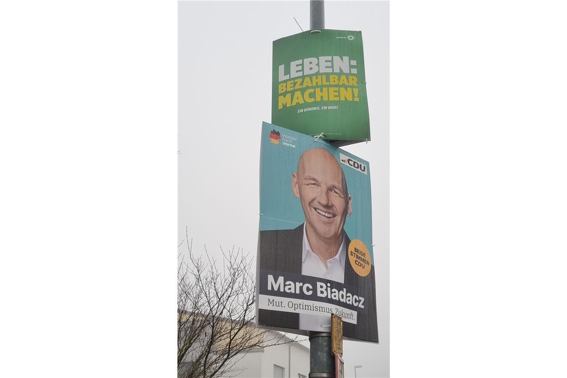 Was sagen die Wahlplakate über die Programme der Parteien? Das Leben bezahlbarer wollen die Grünen machen indem sie die Strompreise senken und Mietpreissteigerungen begrenzen.