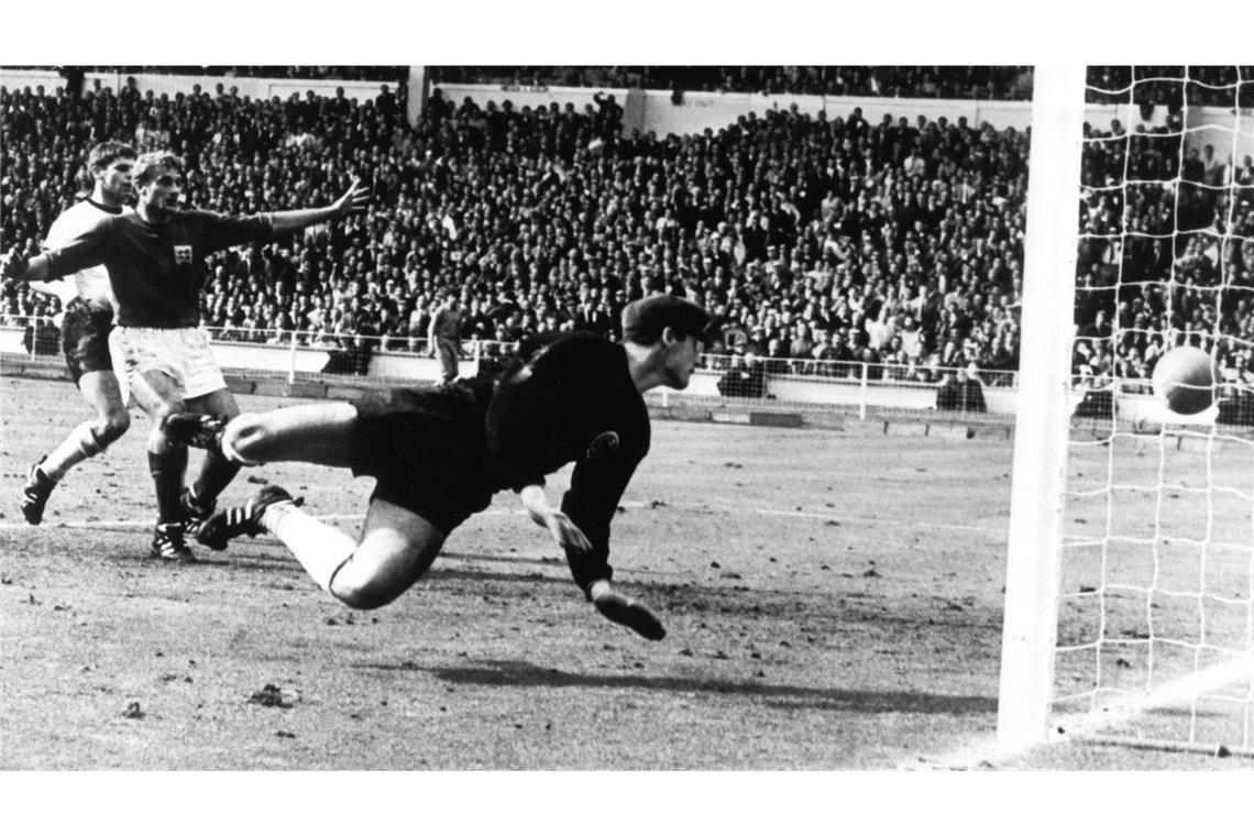 Das legendäre Wembley-Tor von 1966 wäre heute wohl ein Fall für den VAR-Videobeweis – durch den Treffer von Geoff Hurst siegte England damals mit 3:2 gegen Deutschland.
