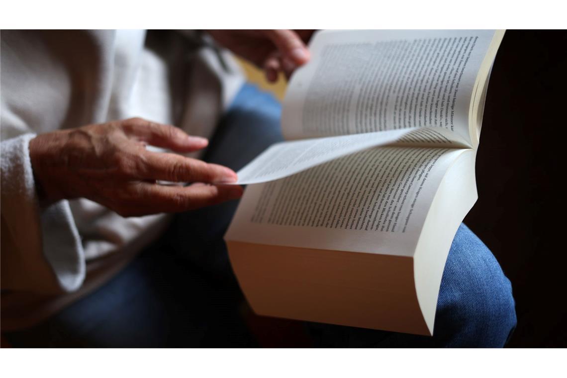 Deutsche versinken im Internet – Offline-Spaß kommt zu kurz Das Lesen eines Buches wird noch immer gern gemacht. Gut jeder Dritte greift wie auch schon in den Vorjahren in seiner Freizeit regelmäßig zum Buch. (Symbolbild)