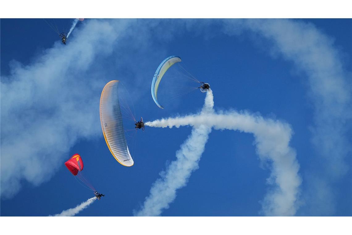 Das lettische „Storm Riders Paramotors“-Team tritt im Rahmen der Baltic International Airshow 2026 auf dem Flugplatz Spilve in der Nähe der lettischen Hauptstadt Riga auf.