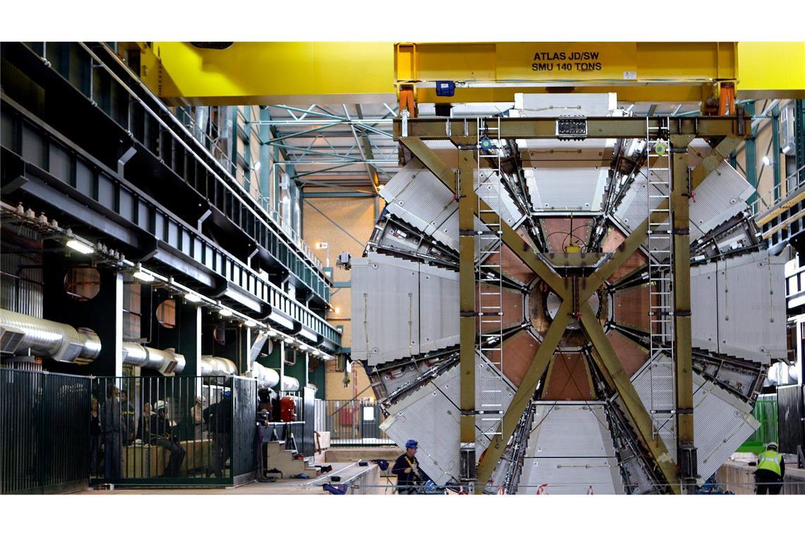 Bericht schlägt größeren Teilchenbeschleuniger am Cern vor Das letzte Element des Atlas-Experiments wird am CERN bei Genf hinabgelassen.