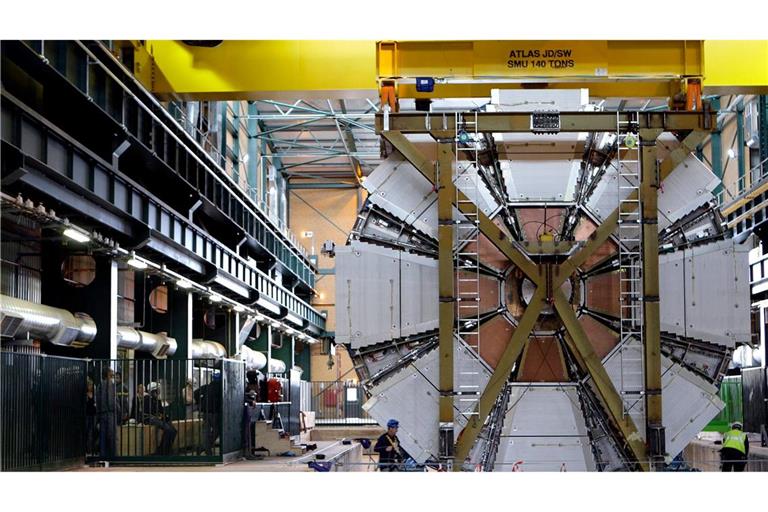 Das letzte Element des Atlas-Experiments wird am CERN bei Genf hinabgelassen.