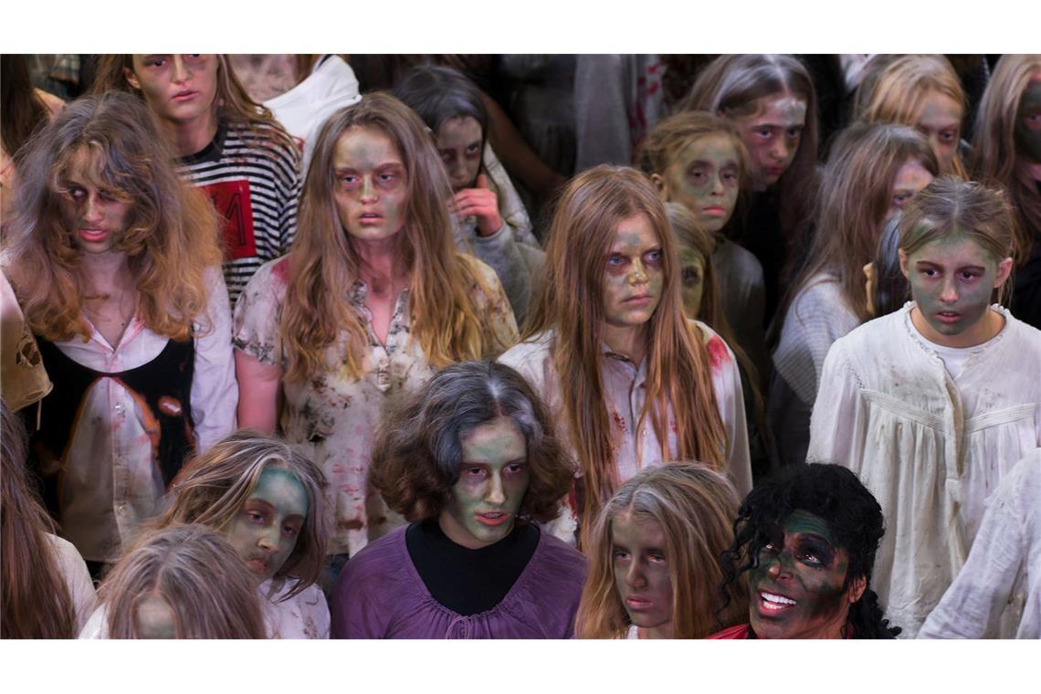 150 Zombies tanzen zu "Thriller" im Hamburger Hauptbahnhof Das Lied ist aus den 1980er Jahren.