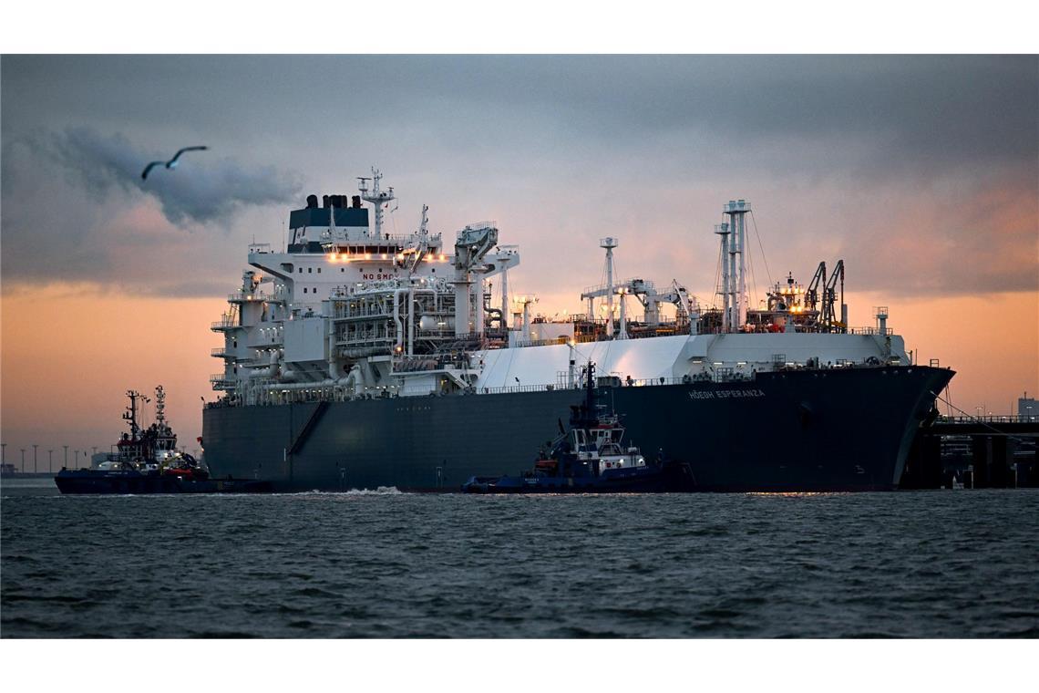 LNG-Terminal Wilhelmshaven könnte monatelang pausieren Das LNG-Terminal in Wilhelmshaven ist zum Jahreswechsel 2022/23 in Betrieb genommen worden. (Archivbild)