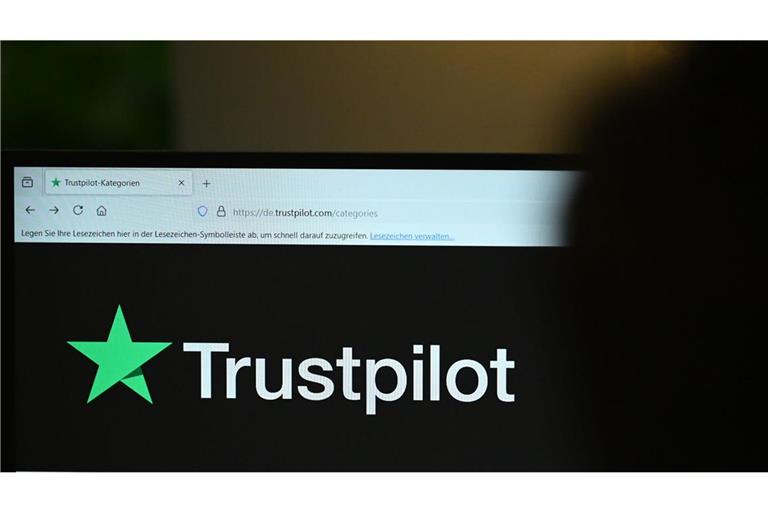 Das Logo der dänischen Bewertungsplattform „Trustpilot“ ist auf einem Computerbildschirm zu sehen. Der Verband Wettbewerbszentrale wirft  Trustpilot irreführende Angaben vor (Symbolfoto).