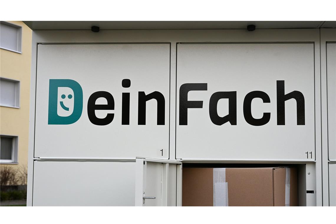 Ein Standort für alle Pakete? DHL-Tochter startet Automaten Das Logo der DHL-Tochter „DeinFach“ steht auf einem Paketautomaten der Firma. Bis zum Jahresende möchte DeinFach deutschlandweit mindestens 1000 Standorte haben.