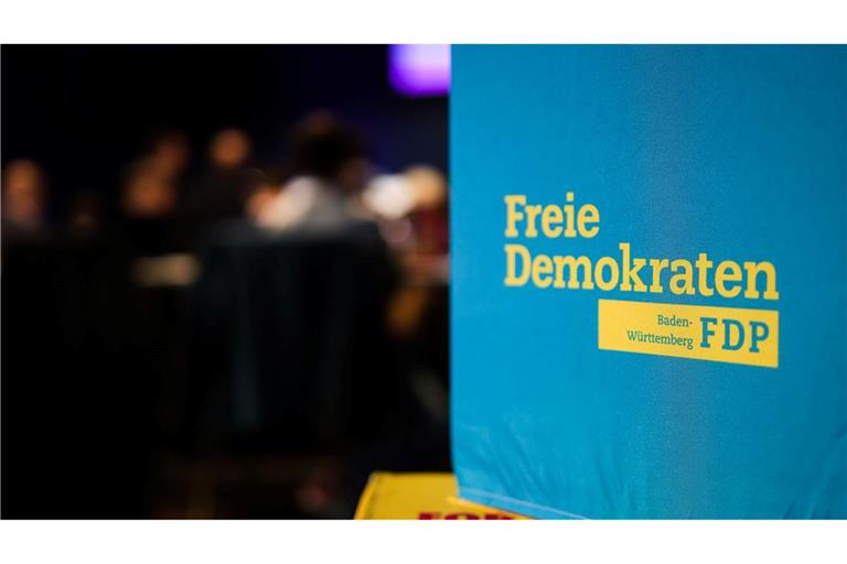 Das Logo der FDP Baden-Württemberg ist während des Landeshauptausschusses der FDP Baden-Württemberg auf einem Sitzwürfel zu sehen.