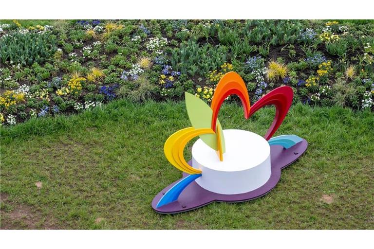Das Logo der Landesgartenschau steht inmitten blühender Blumen.