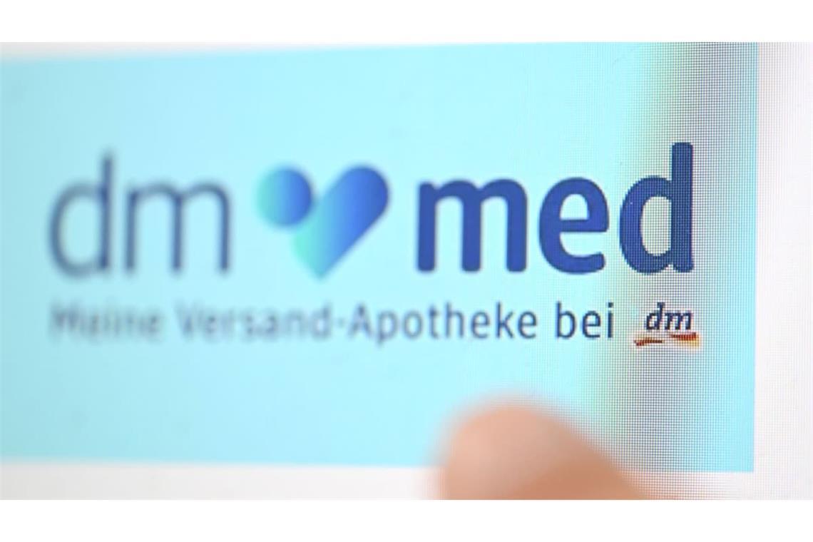 Das Logo der Online-Apotheke dm-med erscheint auf der Webseite von dm auf einem Computerbildschirm (Archivfoto).