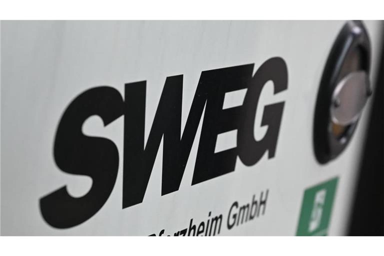 Das Logo der Südwestdeutsche Landesverkehrs-GmbH (SWEG) ist an einem Linienbus angebracht. Bei einem Streik bleiben einige Busse im Depot. (zu dpa: «Verdi-Warnstreik im SWEG-Busverkehr wird ausgeweitet»)