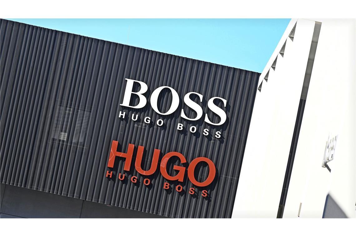 Das Logo des Modekonzerns Hugo Boss, aufgenommen an einem Outlet-Store am Firmensitz.