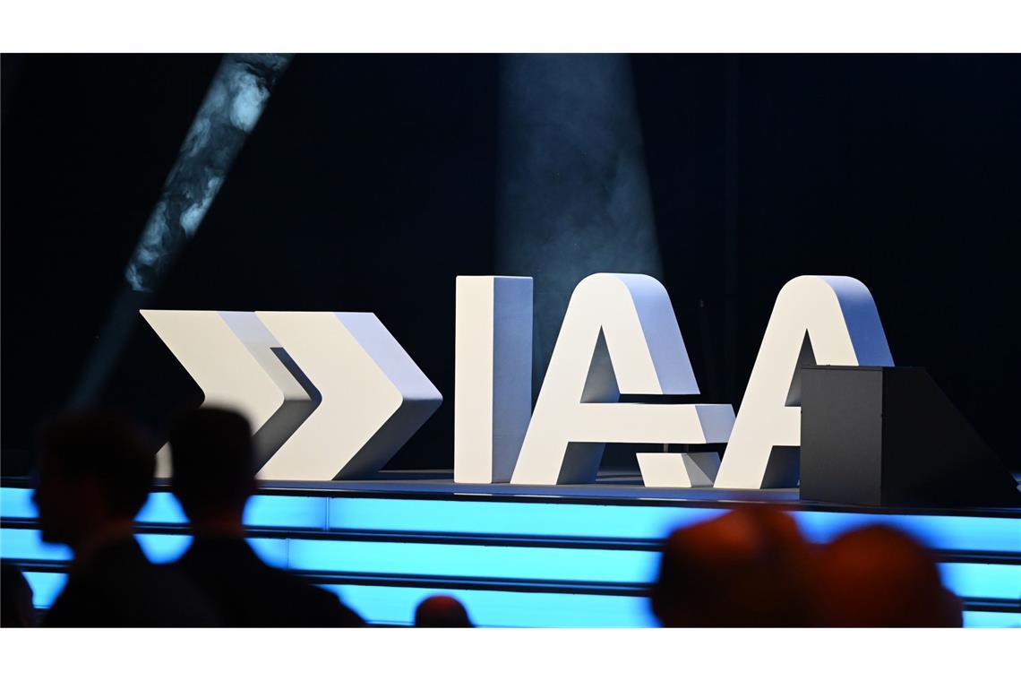 Das Logo steht auf der Bühne vor der Eröffnung der internationalen Automesse IAA Mobility.