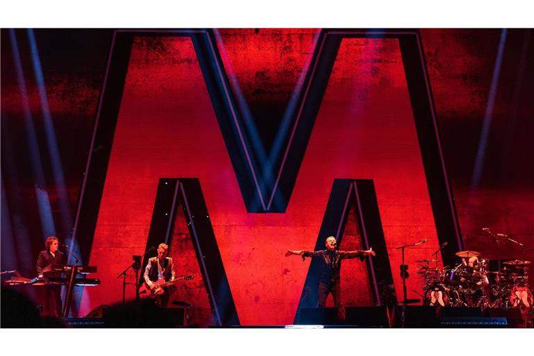 Hypnotischer Tanz mit dem Tod Das „M“ ist das prägende Element des Bühnenbildes auf der jüngsten Tour von Depeche Mode gewesen.