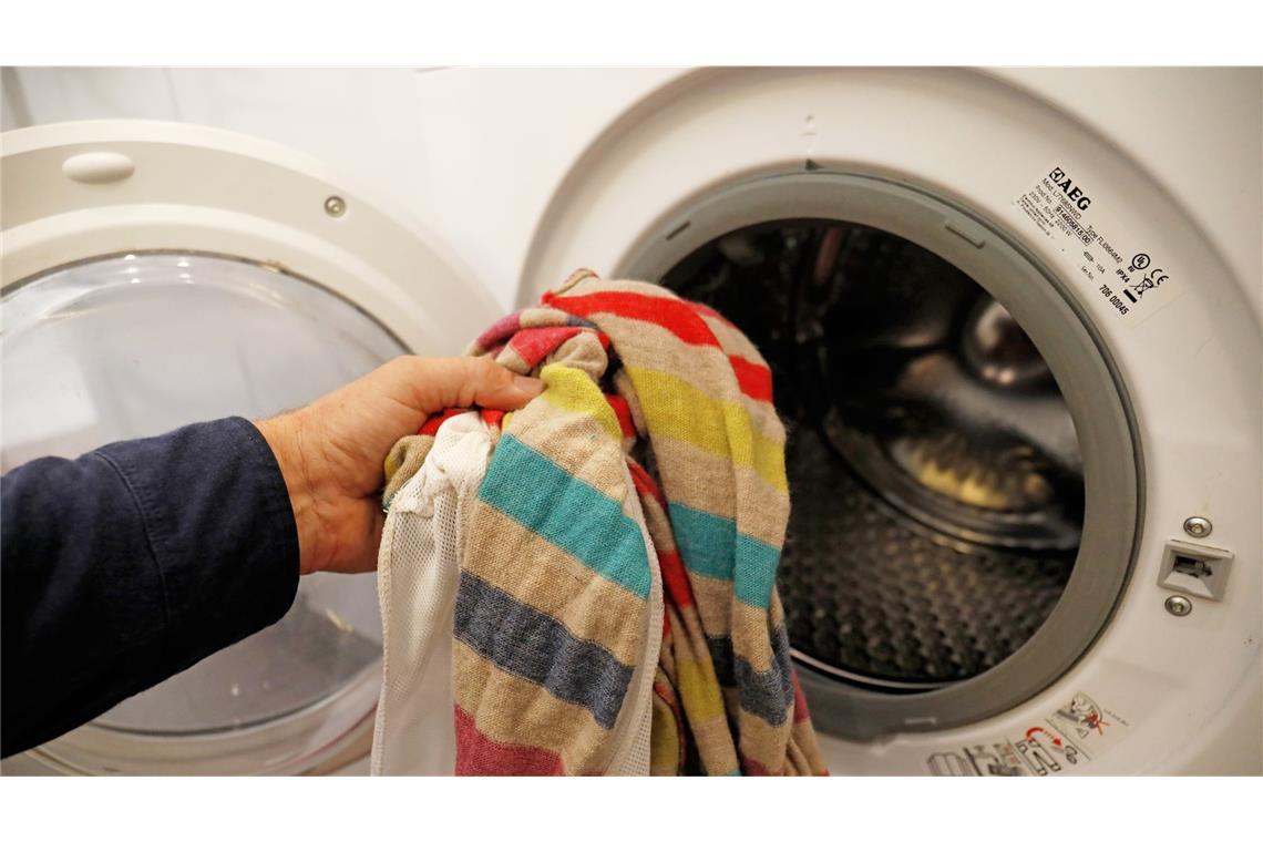 Das Mädchen hatte sich mit den Beinen in einer Waschmaschine verklemmt und musste befreit werden. (Symbolbild)