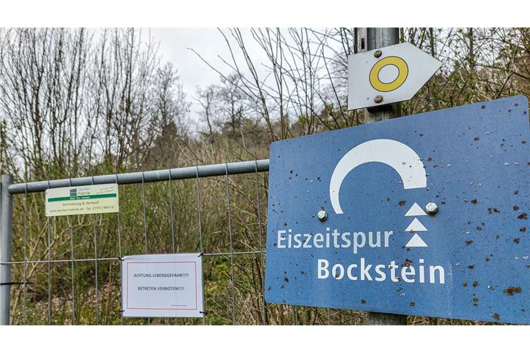 Das Mädchen stürzte in eine Höhle.