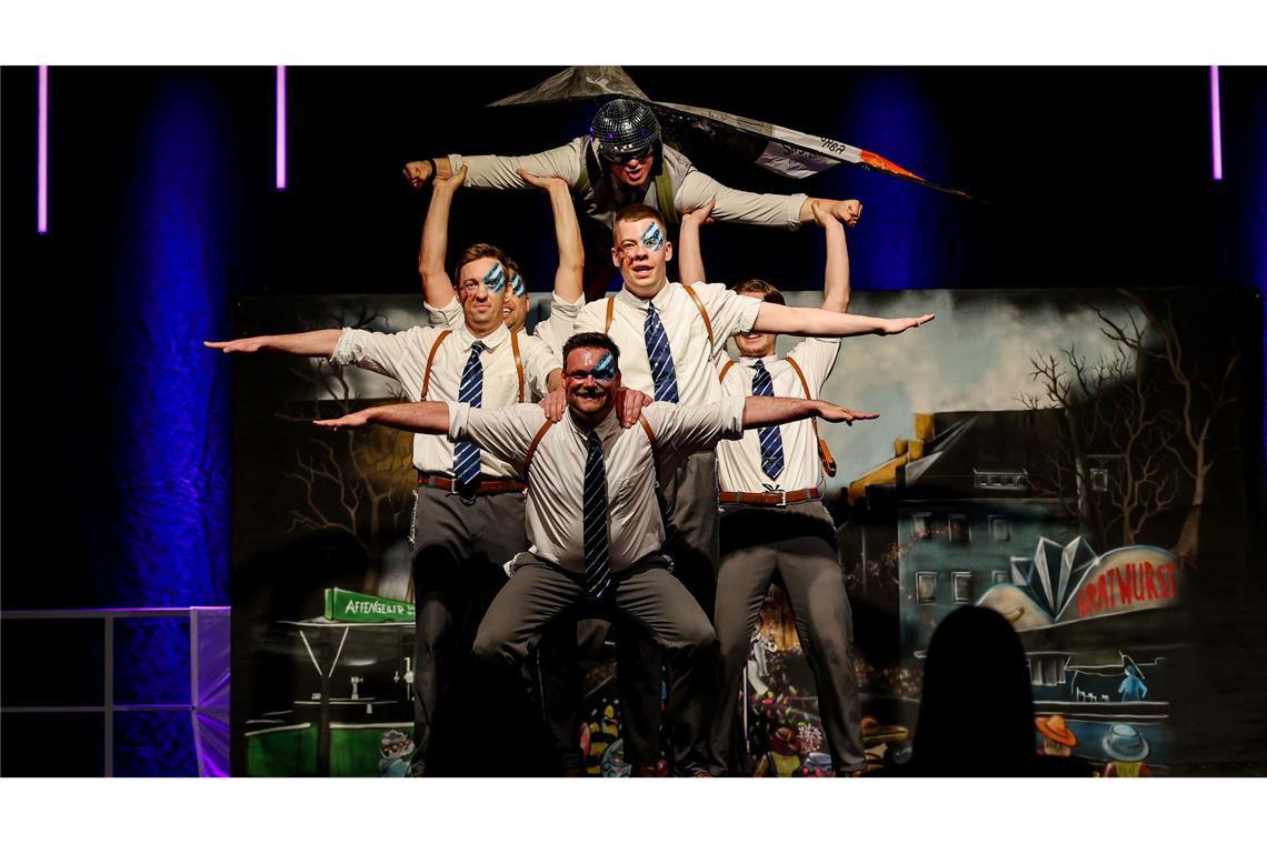 Meisterschaft im Männerballett - Show um Fischfrau gewinnt Das Männerballett "Many Monkeys" zeigt den Tanz "Drei Hellau sind nicht genug" bei der Deutschen Meisterschaft im Männerballett. Die Truppe kommt damit auf den zehnten Platz.