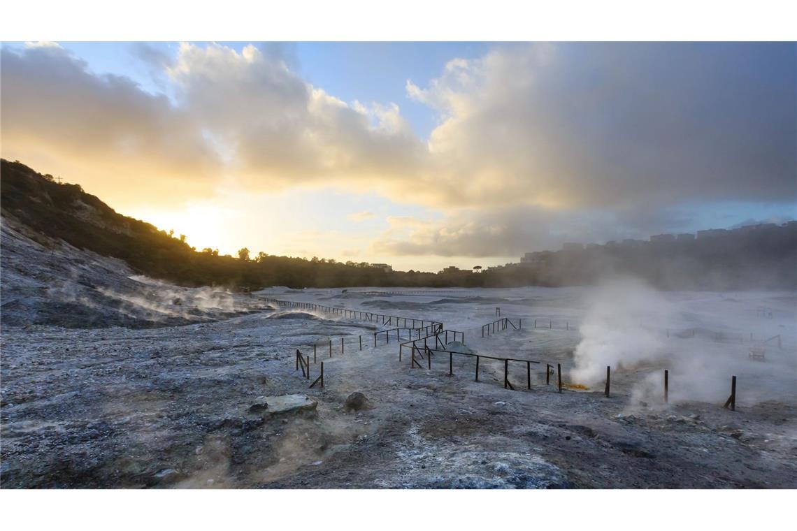 Erdbeben als Warnzeichen für Ausbruch von Europas Supervulkan? Das malerische Bild mit Sonnenaufgang und rauchenden Schloten trügt: Unter der Erde der Phlegräischen Felder im Großraum von Neapel brodelt einer der gefährlichsten und größten Supervulkane der Erde.