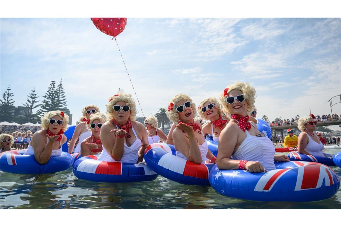 Hunderte gehen als Marilyn Monroe baden Das Marilyn Jetty Swim wurde 2014 von Sarah Tinney ins Leben gerufen, nachdem sie ihre Mutter an Krebs verloren hatte.