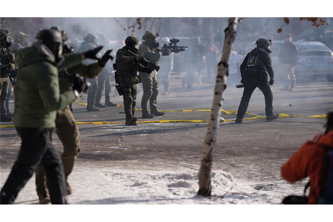 Das martialische Vorgehen der hochgerüsteten ICE-Beamten sorgt für Empörung.