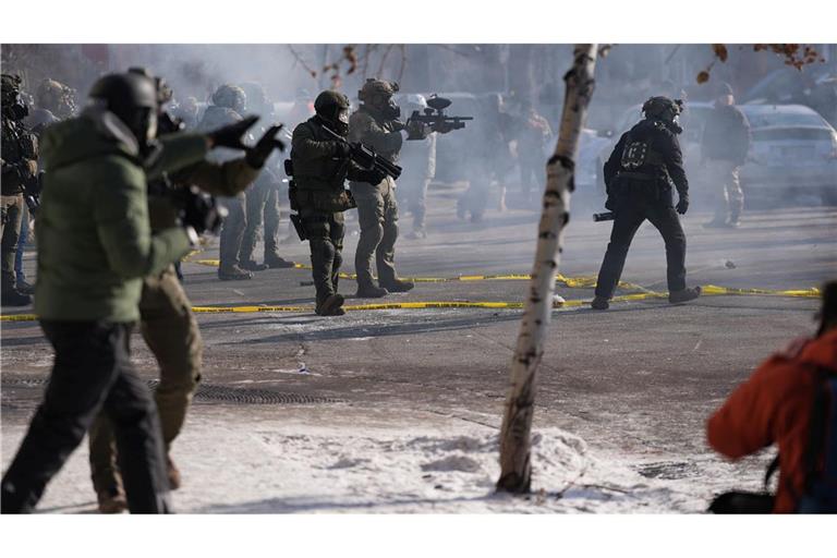 Das martialische Vorgehen der hochgerüsteten ICE-Beamten sorgt für Empörung.