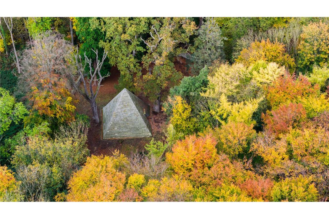 Bilder des Tages Das Mausoleum des Grafen Ernst zu Münster steht zwischen herbstlichen Bäumen am Laves-Kulturpfad im Landkreis Hildesheim.